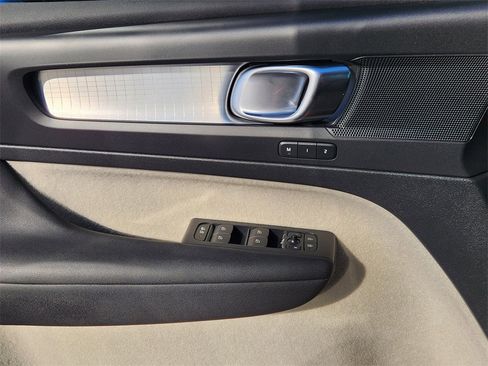 Used 2020 Volvo XC40 T5 Momentum w/ Protection Package Premier image 22