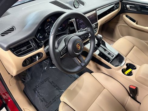 Certified 2025 Porsche Macan image 4