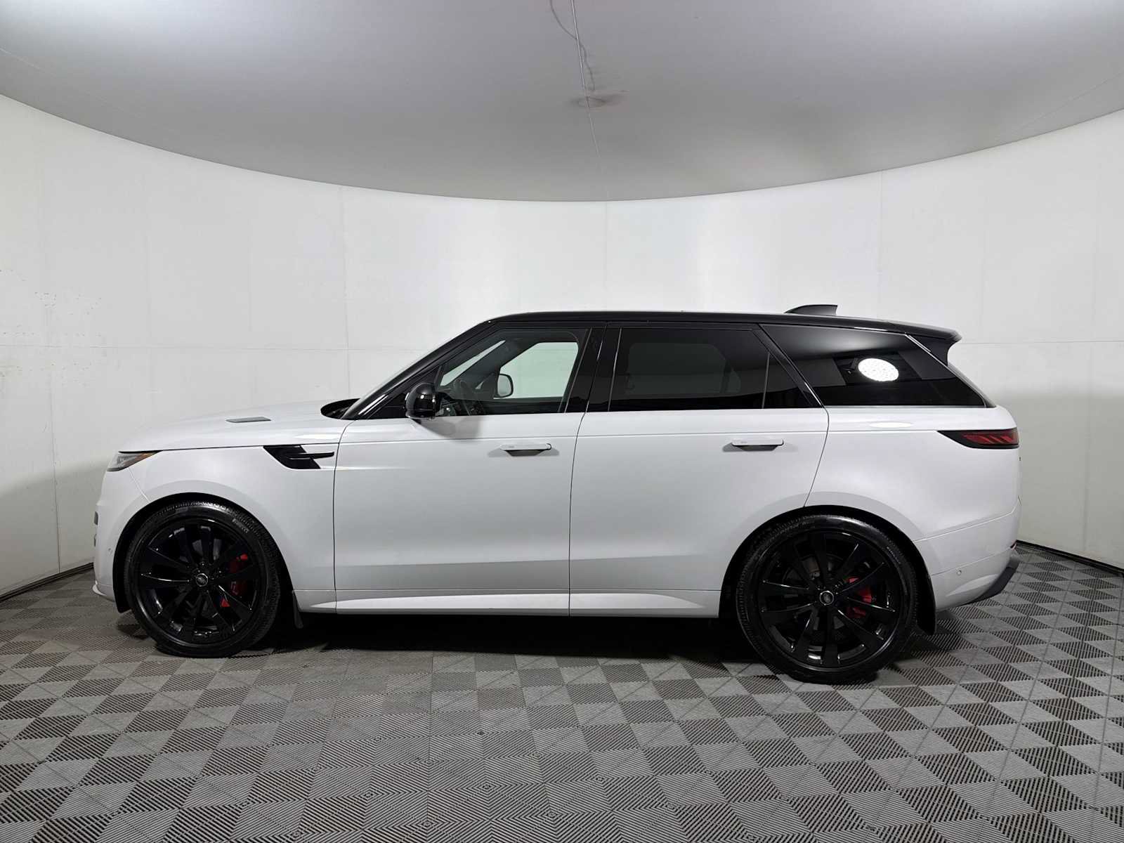 Used 2025 Land Rover Range Rover Sport Dynamic SE AWD/4WD image 4