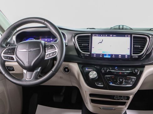 Used 2023 Chrysler Pacifica Touring-L FWD image 17
