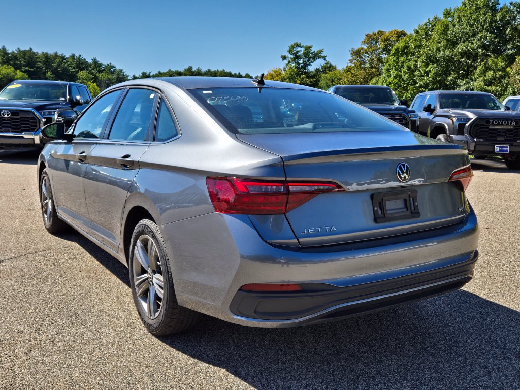 Used 2024 Volkswagen Jetta SE FWD image 3