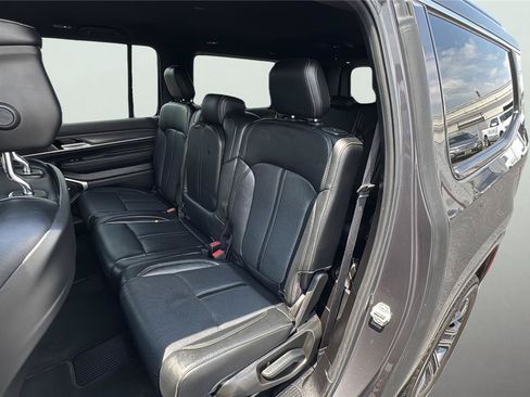 Certified 2024 Jeep Wagoneer L Series II w/ Flexible Seating Group AWD/4WD image 19