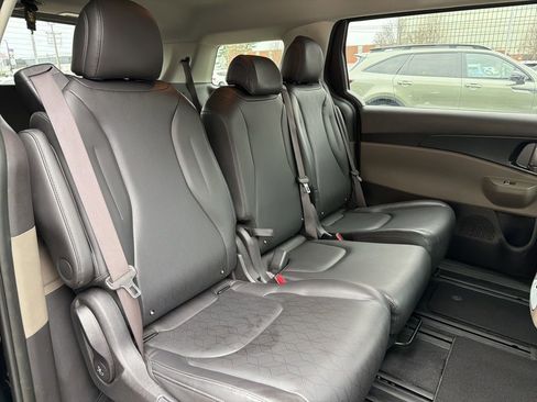 Used 2025 Kia Carnival FWD image 14