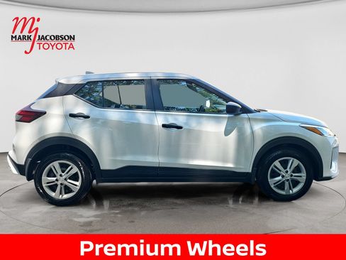Used 2025 Nissan Kicks Play S FWD image 7