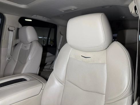 Used 2019 Cadillac Escalade Luxury AWD/4WD image 34