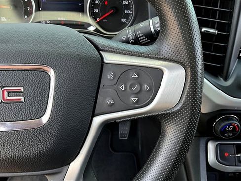 Used 2023 GMC Acadia SLE image 12