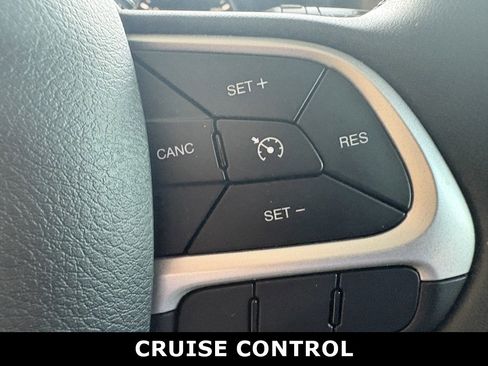 Used 2019 Jeep Renegade Latitude FWD image 12