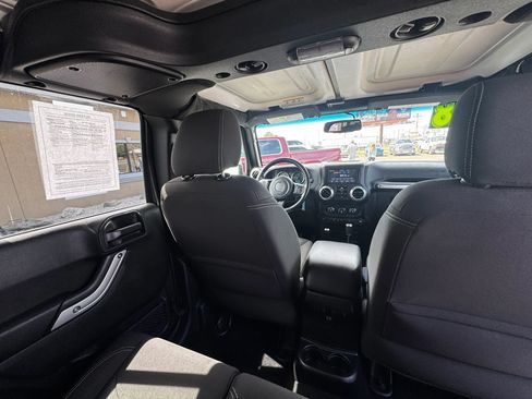 Used 2018 Jeep Wrangler Unlimited Sahara w/ Connectivity Group AWD/4WD image 16