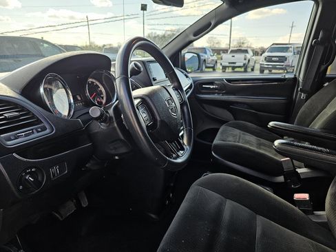 Used 2016 Dodge Grand Caravan SE image 6