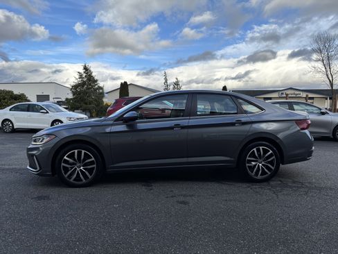 Used 2025 Volkswagen Jetta SE image 4