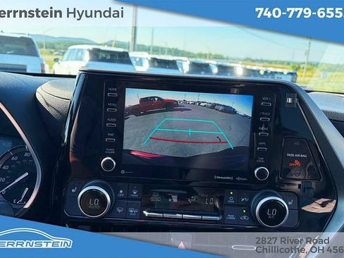 Used 2021 Toyota Highlander XLE AWD/4WD image 19