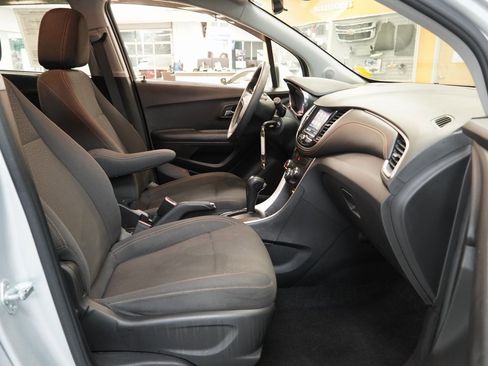 Used 2021 Chevrolet Trax LS image 32