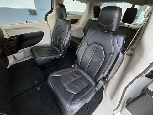 Used 2018 Chrysler Pacifica Touring-L image 16