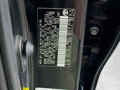 Used 2018 Toyota Corolla LE FWD image 12