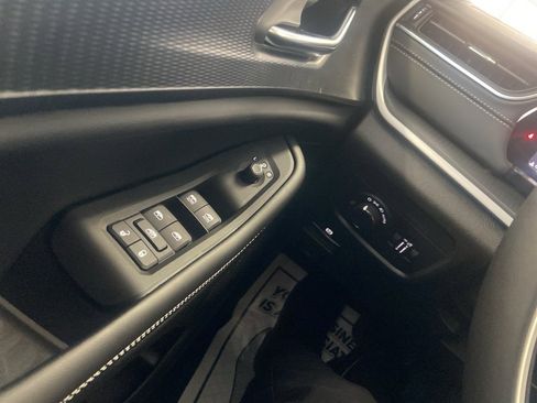 New 2025 Jeep Grand Cherokee Altitude image 28