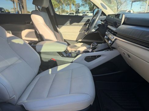 Used 2024 Kia Telluride EX w/ EX Captain's Chair Package image 11