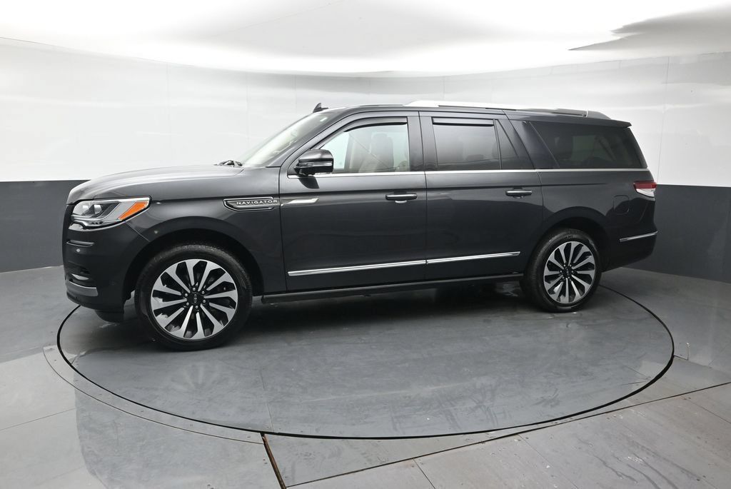 Used 2022 Lincoln Navigator L Reserve AWD/4WD image 2