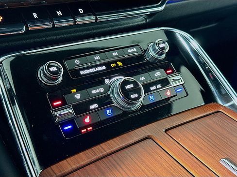 Used 2024 Lincoln Navigator Premiere image 18
