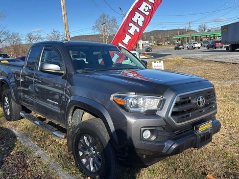 Used 2017 Toyota Tacoma 4x4 Access Cab image 4