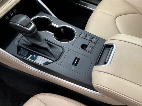 Used 2023 Toyota Highlander XLE image 19