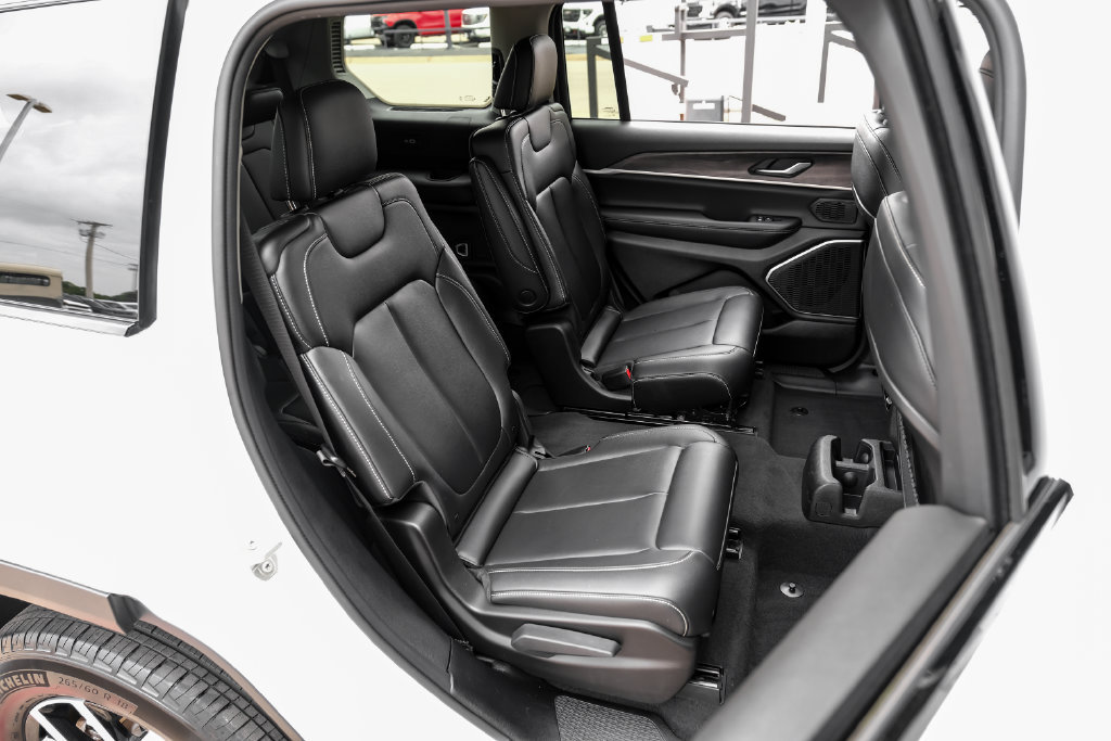 Used 2023 Jeep Grand Cherokee L Limited AWD/4WD image 46