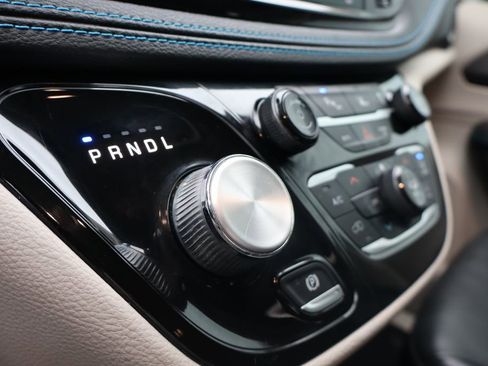 Used 2021 Chrysler Pacifica Touring-L w/ Uconnect Theater Family Group image 22