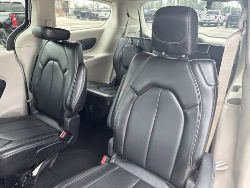 Used 2024 Chrysler Pacifica Touring-L FWD image 25