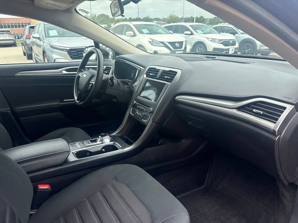 Used 2017 Ford Fusion SE w/ Fusion SE Technology Package FWD image 22