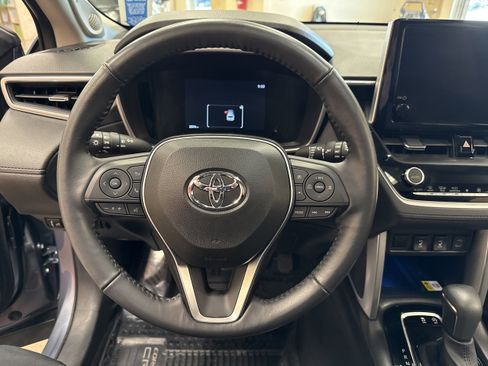 Used 2023 Toyota Corolla Cross XLE w/ Convenience Package image 30