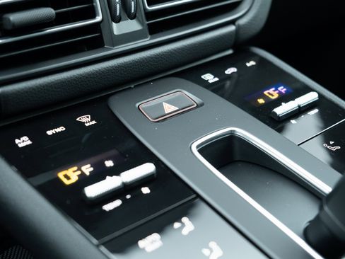 Certified 2025 Porsche Macan image 24