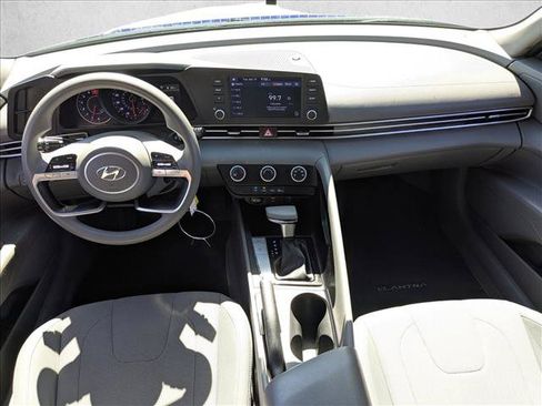 Used 2022 Hyundai Elantra SE FWD image 18