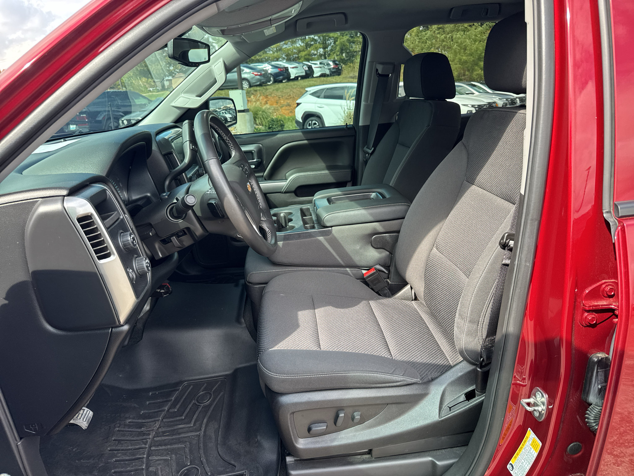 Used 2018 Chevrolet Silverado 1500 LT w/ LT Eassist Package AWD/4WD image 11