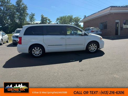 Used 2013 Chrysler Town & Country Touring FWD image 4