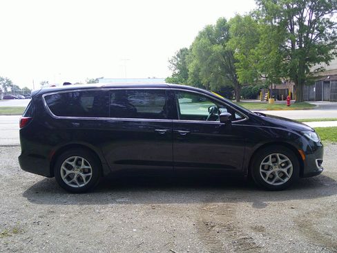 Used 2018 Chrysler Pacifica Touring Plus w/ Tire & Wheel Group image 8