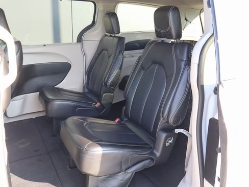 Used 2023 Chrysler Pacifica Touring-L image 8