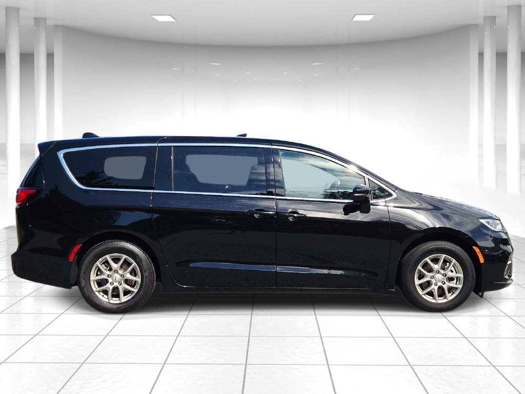 Used 2025 Chrysler Pacifica Select FWD image 2