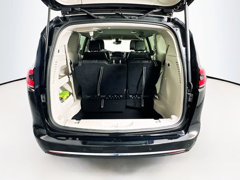 Used 2024 Chrysler Pacifica Touring-L image 28