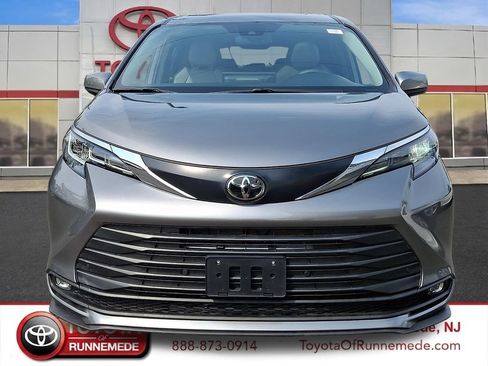 Used 2026 Toyota Sienna XLE FWD image 2