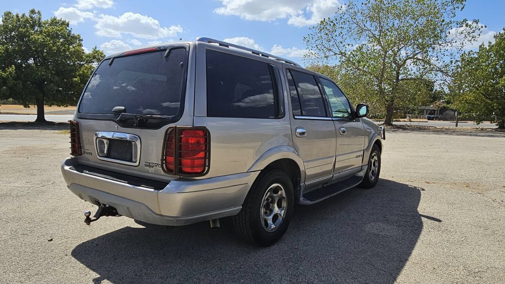Used 2000 Lincoln Navigator 2WD image 3