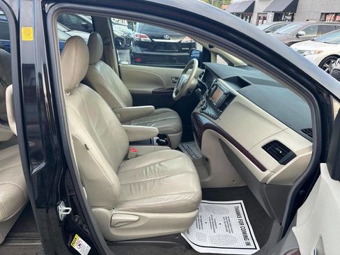 Used 2011 Toyota Sienna XLE image 19