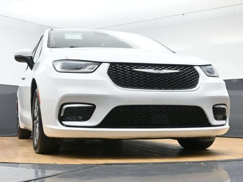 Used 2023 Chrysler Pacifica Touring-L FWD image 45