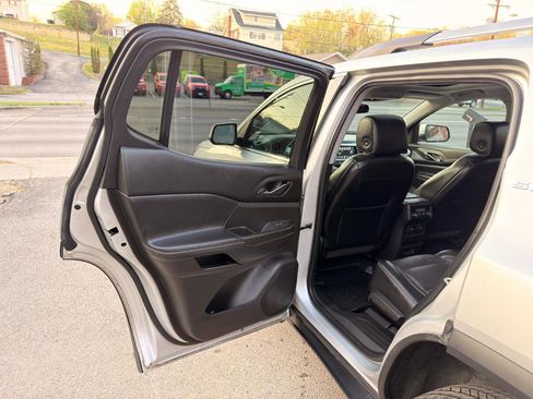 Used 2019 GMC Acadia SLT image 13