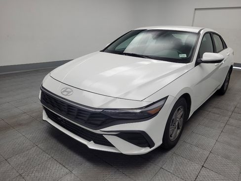 Used 2025 Hyundai Elantra SE FWD image 15