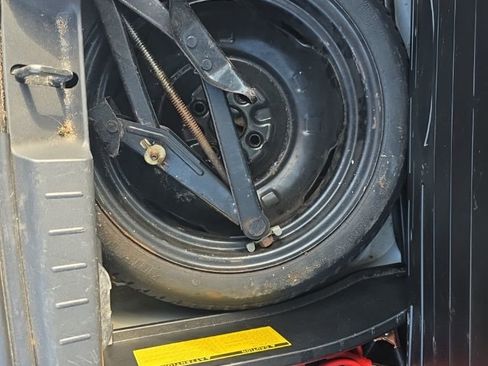 Used 2010 Toyota Yaris 4-Door Hatchback image 14