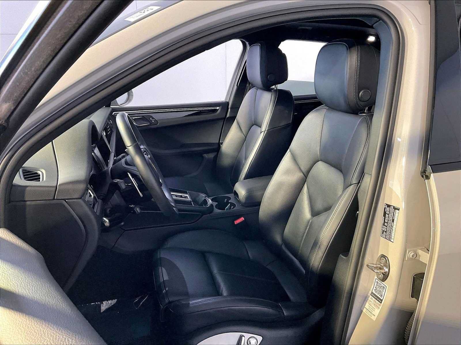 Certified 2023 Porsche Macan AWD/4WD image 5