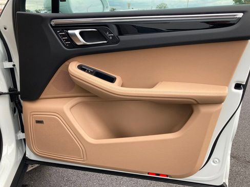 Used 2025 Porsche Macan image 31