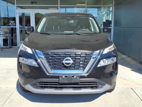 Used 2023 Nissan Rogue SV image 2