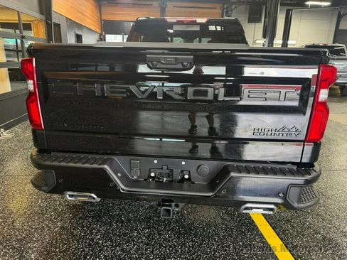 Used 2025 Chevrolet Silverado 1500 High Country w/ High Country Premium Package AWD/4WD image 3