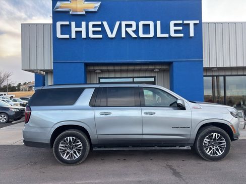 Used 2025 Chevrolet Suburban Z71 image 5