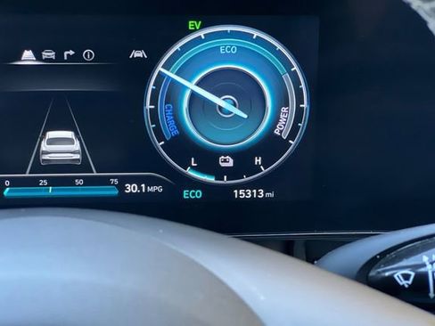 Certified 2024 Hyundai Elantra Limited FWD image 33